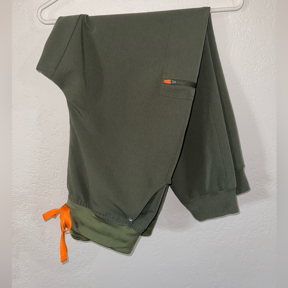 FIGS Women’s Jogger Scrub Pants Moss Green Large
